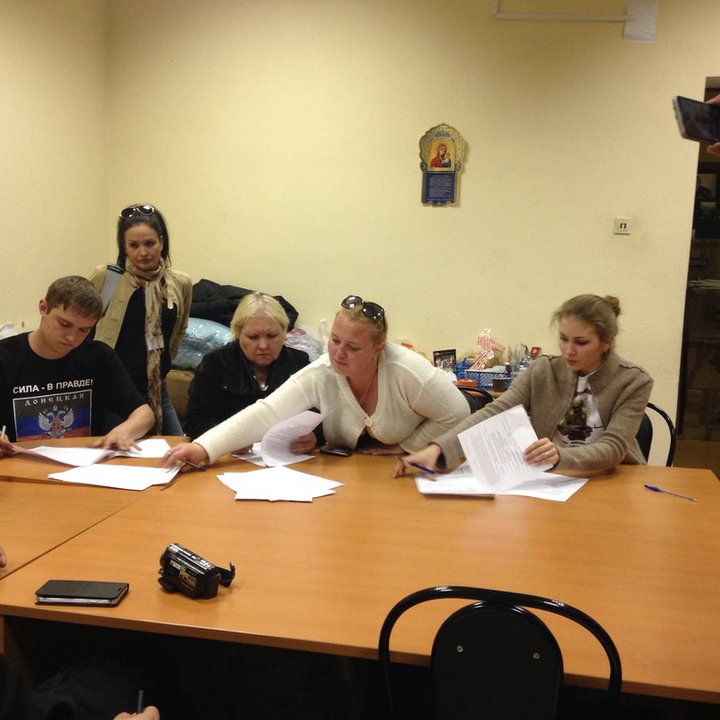 На избирательном участке в Москве проголосовало 56162 жителей Донецка и Луганска, а также Донецкой и Луганской областей. Об этом корреспонденту 