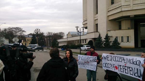 Пророссийский пикет под лозунгом 'Обама, признал Майдан, признай референдум' проходит 8 марта 2014 года в Симферополе, сообщает корреспондент Малоросинформа