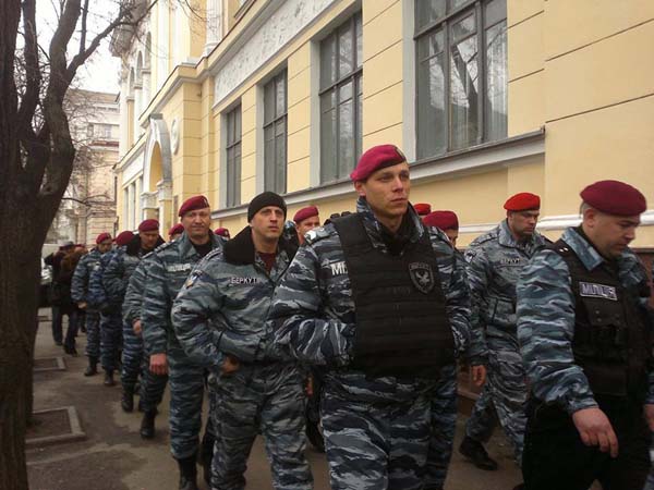 Бойцы харьковского подразделения Беркут приняли решение окончательно перейти на сторону восставшего народа, объявившего о создании Харьковской Народной Республики