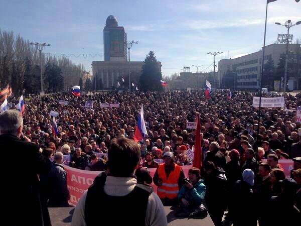 Мирный митинг сторонников законного президента Украины Виктора Януковича прошёл на площади Ленина в Донецке 22 марта 2014 года. Как сообщает корреспондент Малоросинформа, в акции приняли участие более 5 тысяч человек, которые обратились к своему легальному и легитимного президенту с просьбой навести порядок в стране