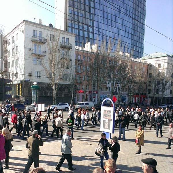 В Донецке на митинг сторонников сил самообороны Донбасса, прошедший 23 марта 2014 года пришло около 100 тысяч человек. Как сообщает корреспондент Малоросинформа, главными лозунгами акции стали Свободу Павлу Губареву! Свободу Юго-Востоку! Референдуму — да!