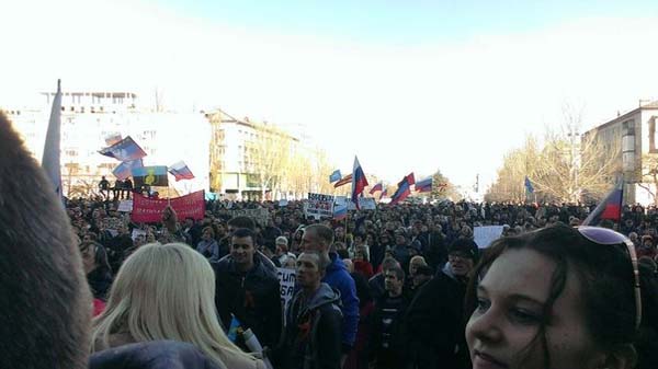 Мирный митинг сторонников законного президента Украины Виктора Януковича прошёл на площади Ленина в Донецке 22 марта 2014 года. Как сообщает корреспондент Малоросинформа, в акции приняли участие более 5 тысяч человек, которые обратились к своему легальному и легитимного президенту с просьбой навести порядок в стране