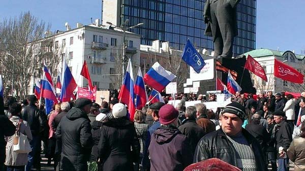 Мирный митинг сторонников законного президента Украины Виктора Януковича прошёл на площади Ленина в Донецке 22 марта 2014 года. Как сообщает корреспондент Малоросинформа, в акции приняли участие более 5 тысяч человек, которые обратились к своему легальному и легитимного президенту с просьбой навести порядок в стране