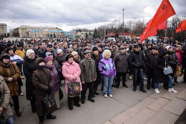 Около 5 тысяч харьковчан собрались 16 марта 2014 года в центре города на митинг, организованный движением Харьков.ЗА, несмотря на запрет местных властей, подчиняющихся киевской хунте, сообщает корреспондент Малоросинформа. Люди требовали референдума, на котором будет вынесено три пункта. Это федерализация, государственный русский язык и отказ от НАТО