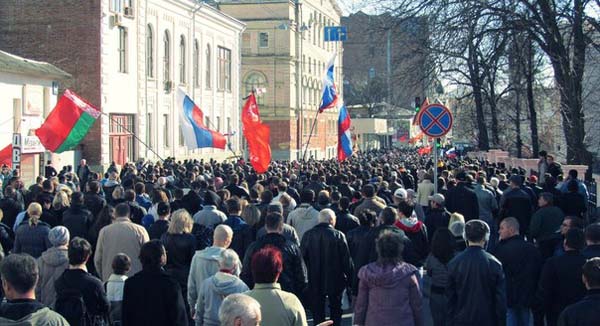 Более 5 тысяч человек приняли участие в митинге, прошедшем в Харькове 23 марта 2014 года. Как сообщает корреспондент Малоросинформа, участники акции требовали введения русского языка как второго государственного, а также федерализации Украины