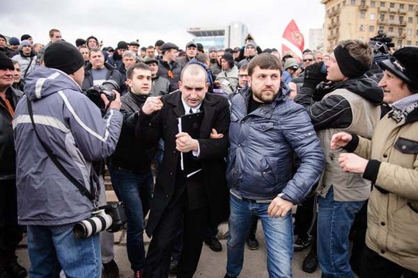 Около 5 тысяч харьковчан собрались 16 марта 2014 года в центре города на митинг, организованный движением Харьков.ЗА, несмотря на запрет местных властей, подчиняющихся киевской хунте, сообщает корреспондент Малоросинформа. Люди требовали референдума, на котором будет вынесено три пункта. Это федерализация, государственный русский язык и отказ от НАТО