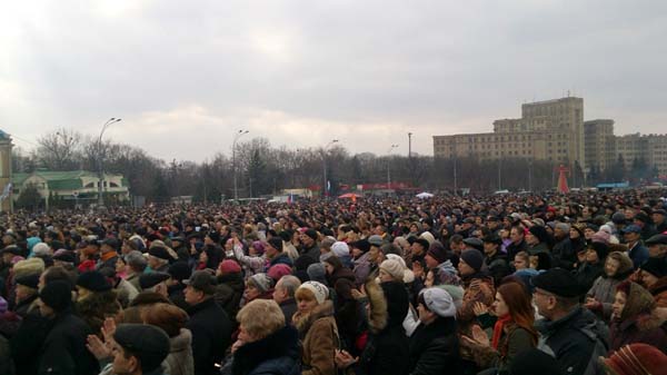 Харьков полностью был взят под контроль сил самообороны 1 марта 2014 года. Над Обладминистрацией развеваются российский и украинский флаги. Находившиеся там бандеровцы взяты в плен. ФОТОРЕПОРТАЖ корреспондента портала Малоросинформ