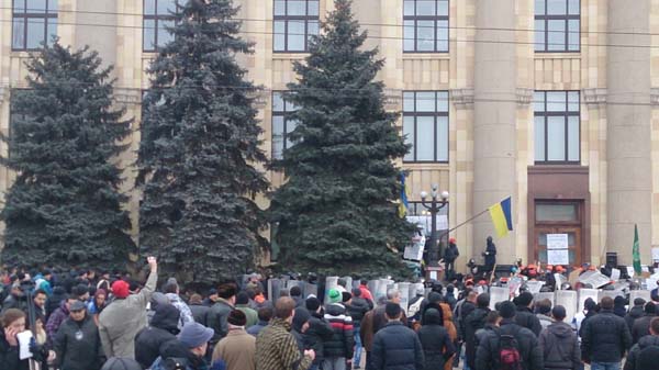 Харьков полностью был взят под контроль сил самообороны 1 марта 2014 года. Над Обладминистрацией развеваются российский и украинский флаги. Находившиеся там бандеровцы взяты в плен. ФОТОРЕПОРТАЖ корреспондента портала Малоросинформ