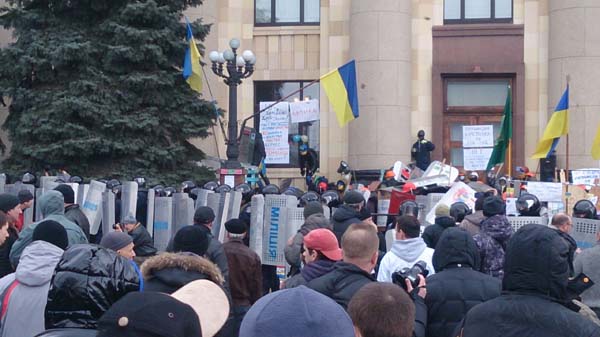 Харьков полностью был взят под контроль сил самообороны 1 марта 2014 года. Над Обладминистрацией развеваются российский и украинский флаги. Находившиеся там бандеровцы взяты в плен. ФОТОРЕПОРТАЖ корреспондента портала Малоросинформ