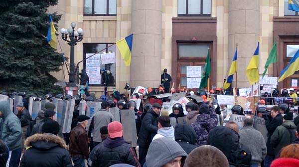 Харьков полностью был взят под контроль сил самообороны 1 марта 2014 года. Над Обладминистрацией развеваются российский и украинский флаги. Находившиеся там бандеровцы взяты в плен. ФОТОРЕПОРТАЖ корреспондента портала Малоросинформ