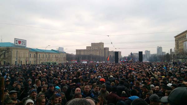 Харьков полностью был взят под контроль сил самообороны 1 марта 2014 года. Над Обладминистрацией развеваются российский и украинский флаги. Находившиеся там бандеровцы взяты в плен. ФОТОРЕПОРТАЖ корреспондента портала Малоросинформ