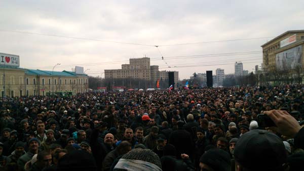 Харьков полностью был взят под контроль сил самообороны 1 марта 2014 года. Над Обладминистрацией развеваются российский и украинский флаги. Находившиеся там бандеровцы взяты в плен. ФОТОРЕПОРТАЖ корреспондента портала Малоросинформ