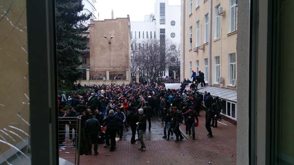 Харьков полностью был взят под контроль сил самообороны 1 марта 2014 года. Над Обладминистрацией развеваются российский и украинский флаги. Находившиеся там бандеровцы взяты в плен. ФОТОРЕПОРТАЖ корреспондента портала Малоросинформ