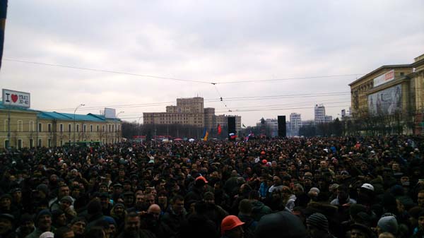 Харьков полностью был взят под контроль сил самообороны 1 марта 2014 года. Над Обладминистрацией развеваются российский и украинский флаги. Находившиеся там бандеровцы взяты в плен. ФОТОРЕПОРТАЖ корреспондента портала Малоросинформ