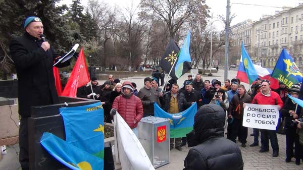 Митинг под названием 'Своих не бросаем!' прошёл 9 марта 2014 года в Ростове-на-Дону. В акции приняли участие активисты Евразийского союза молодёжи (ЕСМ) и других патриотических организаций. Мероприятие посетила Екатерина Губарева