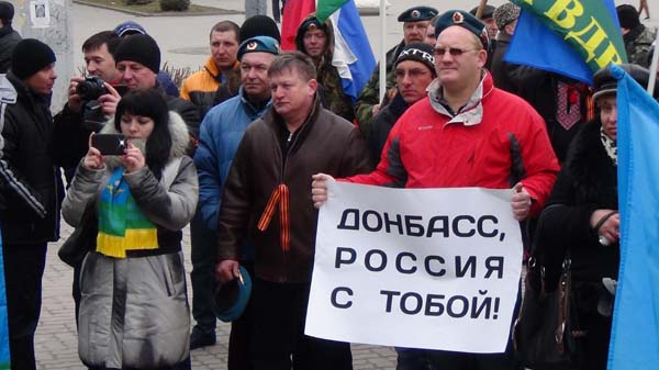 Митинг под названием 'Своих не бросаем!' прошёл 9 марта 2014 года в Ростове-на-Дону. В акции приняли участие активисты Евразийского союза молодёжи (ЕСМ) и других патриотических организаций. Мероприятие посетила Екатерина Губарева