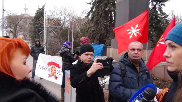 Митинг под названием 'Своих не бросаем!' прошёл 9 марта 2014 года в Ростове-на-Дону. В акции приняли участие активисты Евразийского союза молодёжи (ЕСМ) и других патриотических организаций. Мероприятие посетила Екатерина Губарева