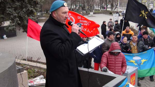 Митинг под названием 'Своих не бросаем!' прошёл 9 марта 2014 года в Ростове-на-Дону. В акции приняли участие активисты Евразийского союза молодёжи (ЕСМ) и других патриотических организаций. Мероприятие посетила Екатерина Губарева