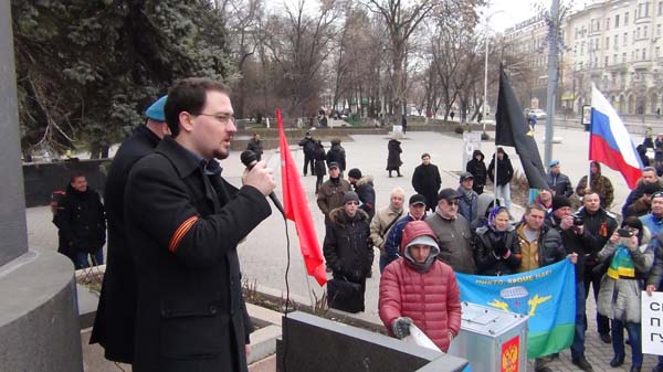 Митинг под названием 'Своих не бросаем!' прошёл 9 марта 2014 года в Ростове-на-Дону. В акции приняли участие активисты Евразийского союза молодёжи (ЕСМ) и других патриотических организаций. Мероприятие посетила Екатерина Губарева