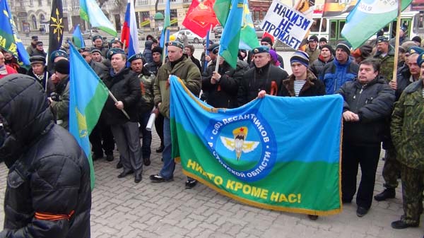 Митинг под названием 'Своих не бросаем!' прошёл 9 марта 2014 года в Ростове-на-Дону. В акции приняли участие активисты Евразийского союза молодёжи (ЕСМ) и других патриотических организаций. Мероприятие посетила Екатерина Губарева