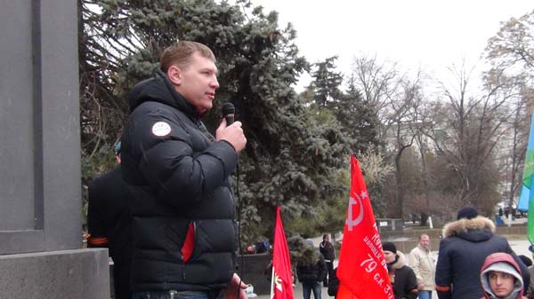 Митинг под названием 'Своих не бросаем!' прошёл 9 марта 2014 года в Ростове-на-Дону. В акции приняли участие активисты Евразийского союза молодёжи (ЕСМ) и других патриотических организаций. Мероприятие посетила Екатерина Губарева