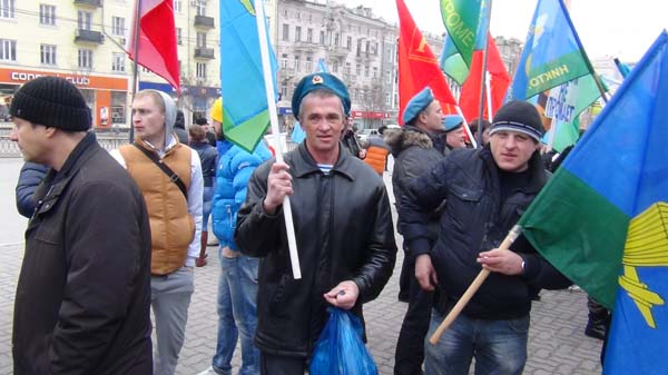 Митинг под названием 'Своих не бросаем!' прошёл 9 марта 2014 года в Ростове-на-Дону. В акции приняли участие активисты Евразийского союза молодёжи (ЕСМ) и других патриотических организаций. Мероприятие посетила Екатерина Губарева