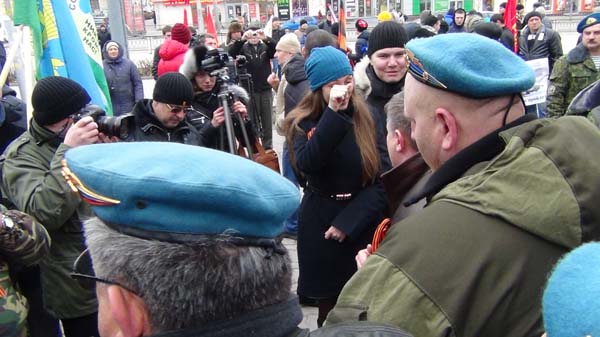 Митинг под названием 'Своих не бросаем!' прошёл 9 марта 2014 года в Ростове-на-Дону. В акции приняли участие активисты Евразийского союза молодёжи (ЕСМ) и других патриотических организаций. Мероприятие посетила Екатерина Губарева