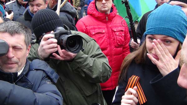 Митинг под названием 'Своих не бросаем!' прошёл 9 марта 2014 года в Ростове-на-Дону. В акции приняли участие активисты Евразийского союза молодёжи (ЕСМ) и других патриотических организаций. Мероприятие посетила Екатерина Губарева