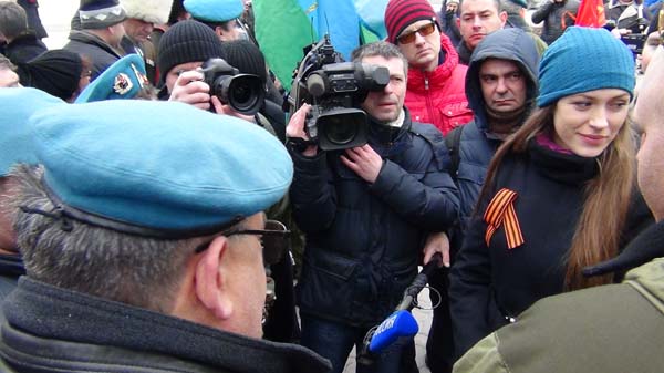 Митинг под названием 'Своих не бросаем!' прошёл 9 марта 2014 года в Ростове-на-Дону. В акции приняли участие активисты Евразийского союза молодёжи (ЕСМ) и других патриотических организаций. Мероприятие посетила Екатерина Губарева