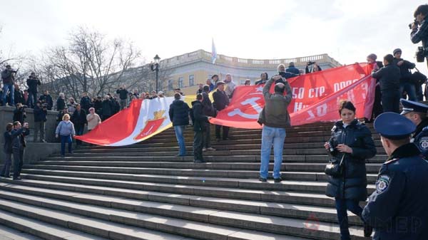 Днём 14 марта активисты с Куликового поля развернули на Потёмкинской лестнице три флага: Одессы, Крыма и знамя Победы