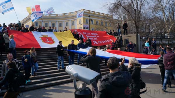 Днём 14 марта активисты с Куликового поля развернули на Потёмкинской лестнице три флага: Одессы, Крыма и знамя Победы