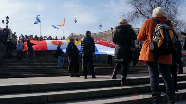 Днём 14 марта активисты с Куликового поля развернули на Потёмкинской лестнице три флага: Одессы, Крыма и знамя Победы