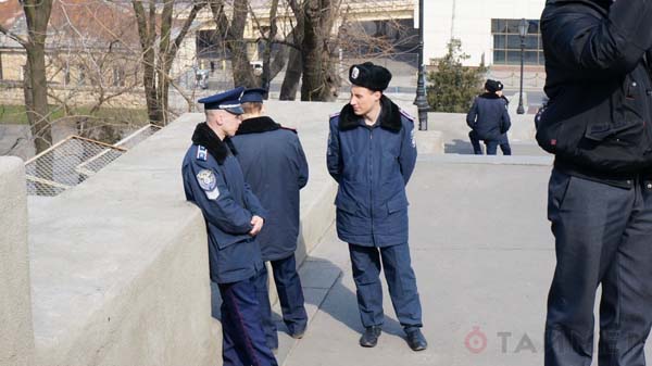 Днём 14 марта активисты с Куликового поля развернули на Потёмкинской лестнице три флага: Одессы, Крыма и знамя Победы