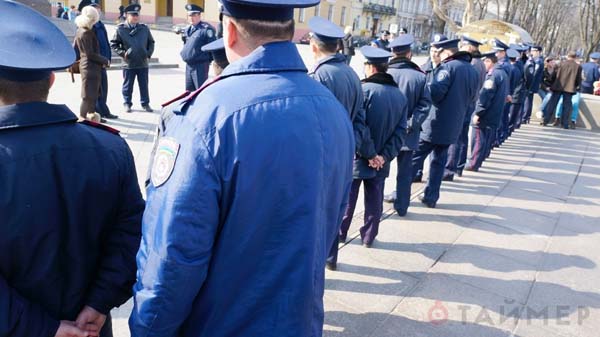 Днём 14 марта активисты с Куликового поля развернули на Потёмкинской лестнице три флага: Одессы, Крыма и знамя Победы