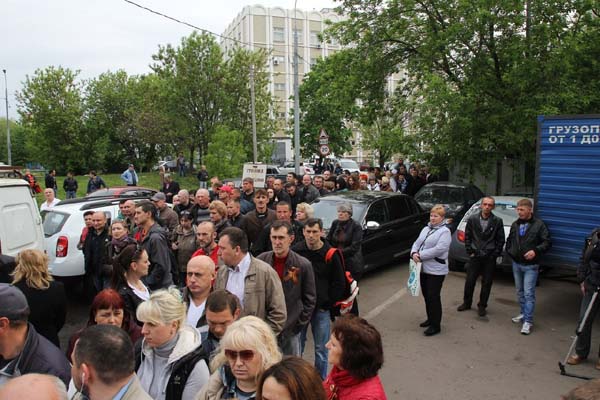 Более 15 тысяч жителей Донецка, Луганска и областей уже проголосовали на участке в Москве, который расположен по адресу улица Киевская дом 21. Как сообщает корреспондент Малоросинформа, люди продолжают приезжать, выстроилась огромная очередь