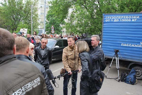 Более 15 тысяч жителей Донецка, Луганска и областей уже проголосовали на участке в Москве, который расположен по адресу улица Киевская дом 21. Как сообщает корреспондент Малоросинформа, люди продолжают приезжать, выстроилась огромная очередь