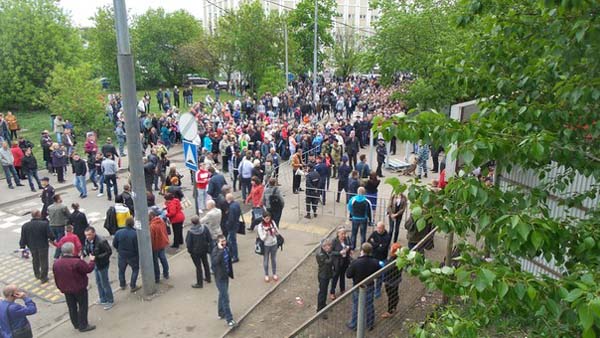 Более 15 тысяч жителей Донецка, Луганска и областей уже проголосовали на участке в Москве, который расположен по адресу улица Киевская дом 21. Как сообщает корреспондент Малоросинформа, люди продолжают приезжать, выстроилась огромная очередь