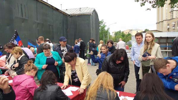 Более 15 тысяч жителей Донецка, Луганска и областей уже проголосовали на участке в Москве, который расположен по адресу улица Киевская дом 21. Как сообщает корреспондент Малоросинформа, люди продолжают приезжать, выстроилась огромная очередь