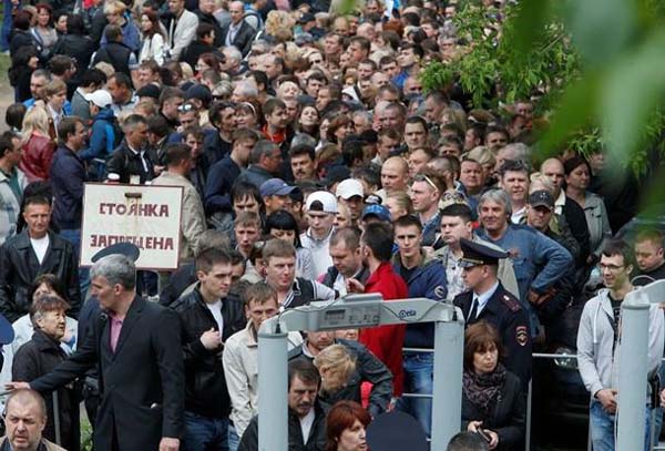 Более 15 тысяч жителей Донецка, Луганска и областей уже проголосовали на участке в Москве, который расположен по адресу улица Киевская дом 21. Как сообщает корреспондент Малоросинформа, люди продолжают приезжать, выстроилась огромная очередь